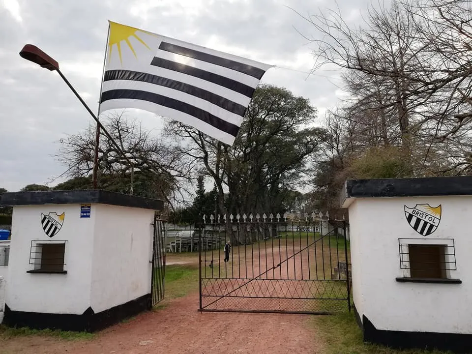 Entrada al Parque Bristol con la bandera del club