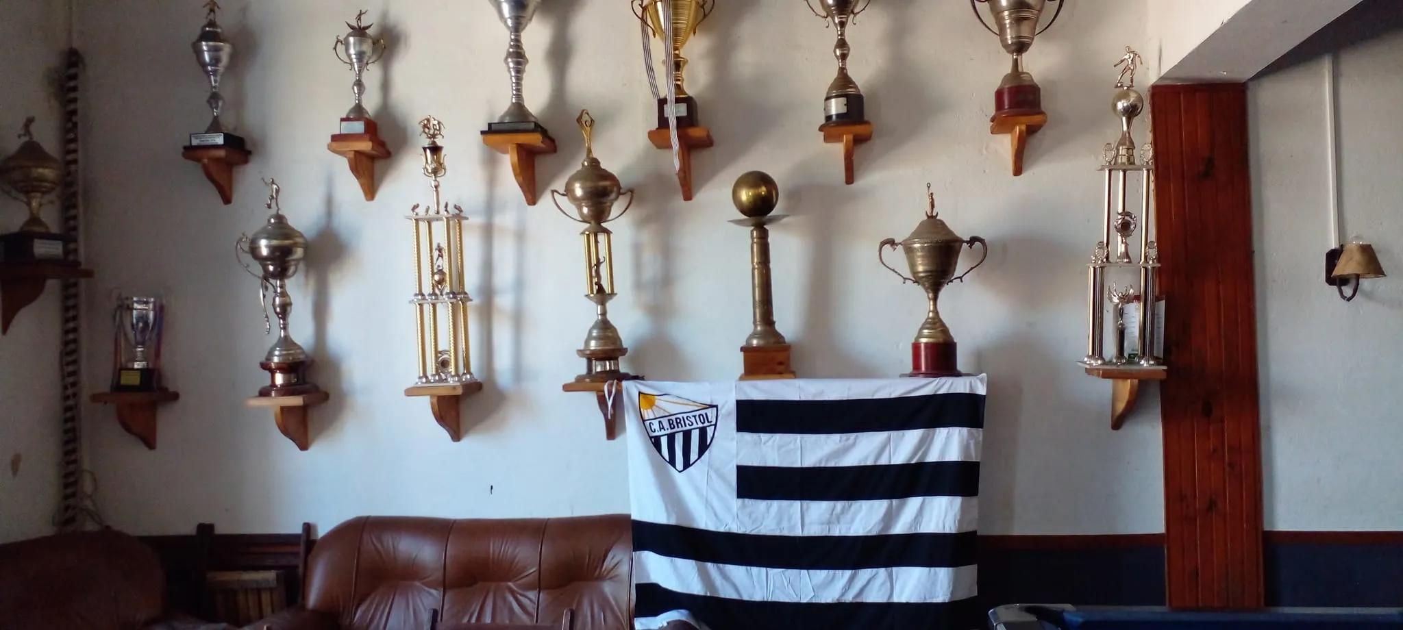 Sala de trofeos de la sede del Club Atlético Bristol